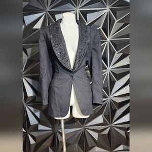 Chic black blazer with Embroidered Lapel